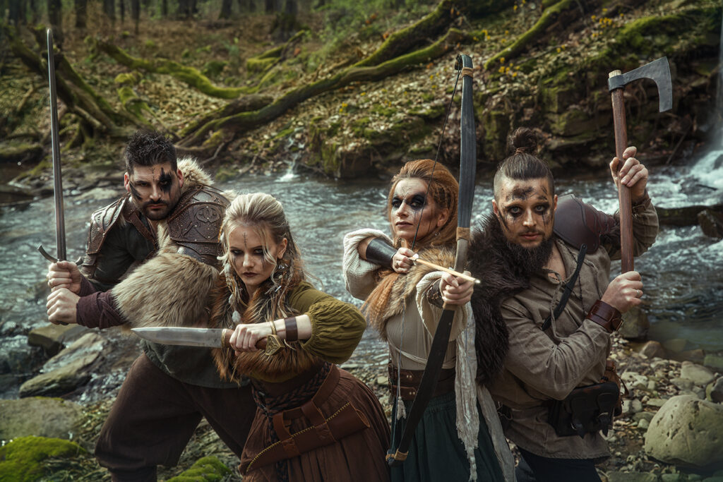 Ein Tag als Held: Krieger Gruppe mit Bogen, Schwert und Axt, Wikinger Stil, Fantasy Shooting